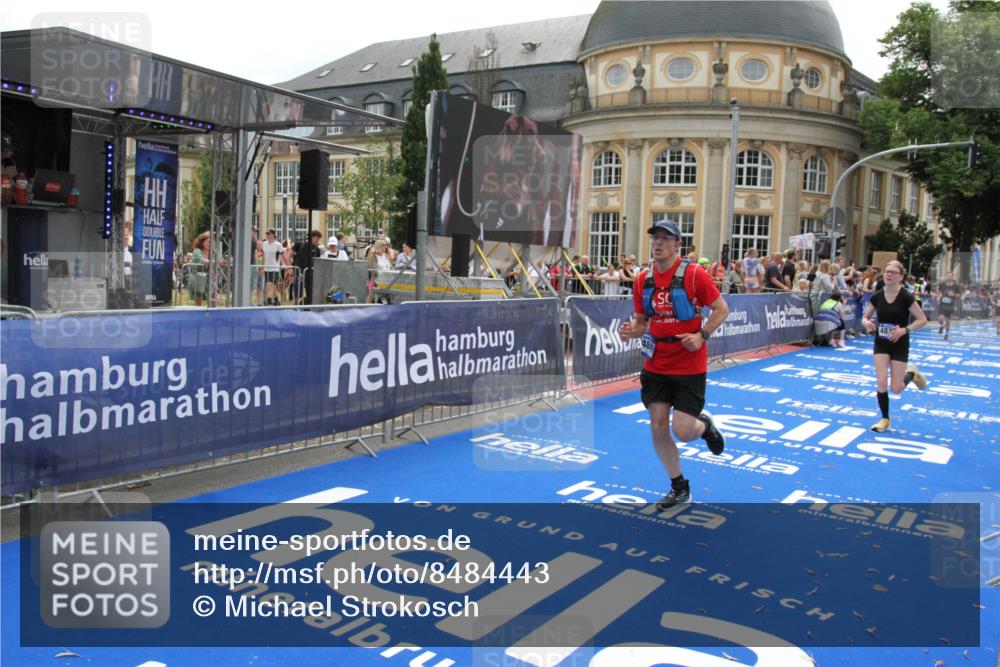 29.06.2025 - hella hamburg halbmarathon Michael Strokosch http://msf.ph/oto/8484443 29.06.2025 10:43:01 Ziel 4823, 7035, 8218, 9364, 10469, 14849, 18559, 18659 meine-sportfotos.de