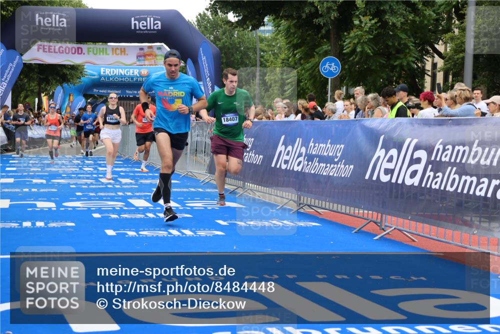 29.06.2025 - hella hamburg halbmarathon Strokosch-Dieckow http://msf.ph/oto/8484448 29.06.2025 10:45:24 Ziel 1697, 2367, 2415, 2470, 3186, 5706, 6831, 9105, 11469, 12277, 12643, 14062, 14703, 16725, 17499, 18407, 18638 meine-sportfotos.de