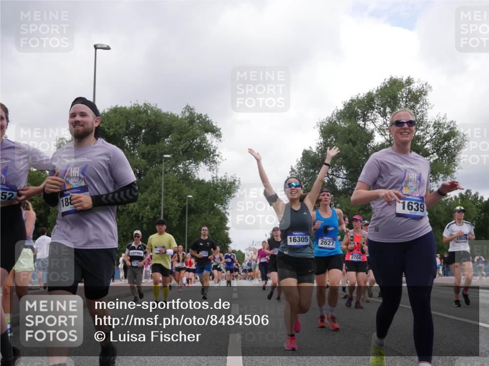 29.06.2025 - hella hamburg halbmarathon Luisa Fischer http://msf.ph/oto/8484506 29.06.2025 10:51:38 Kennedybrücke 52, 188, 1178, 12582, 16305, 2627, 2704, 1639, 13529, 1246, 1639, 2627, 2704, 3049, 3077, 4856, 5952, 6950, 7427, 7970, 8077, 9696, 9775, 9787 meine-sportfotos.de