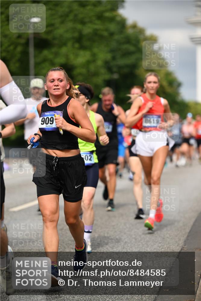 29.06.2025 - hella hamburg halbmarathon Dr. Thomas Lammeyer http://msf.ph/oto/8484585 29.06.2025 10:20:51 Kennedybrücke 1117, 1240, 1602, 1825, 2347, 2912, 3023, 3088, 3450, 3622, 3687, 5036, 5037, 6488, 6948, 7257, 7358, 7360, 7376, 7924, 7928, 8263, 8317, 8513, 8619, 8857, 9091, 9208, 9332, 9492, 9664, 9675, 9676, 9891, 10076, 10165, 10314, 10317, 10320, 10391, 10575, 10926, 11335, 11410, 11428 meine-sportfotos.de