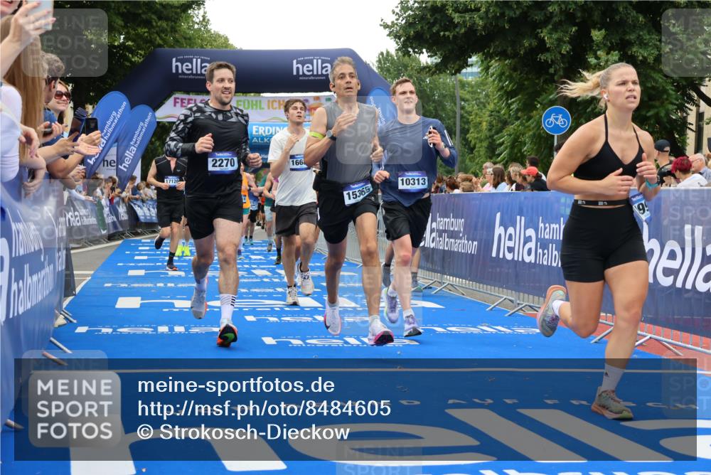 29.06.2025 - hella hamburg halbmarathon Strokosch-Dieckow http://msf.ph/oto/8484605 29.06.2025 10:45:07 Ziel 1171, 2270, 3917, 4997, 6054, 6266, 6375, 6575, 6819, 7087, 7709, 7843, 9302, 9710, 10313, 10741, 11688, 12783, 13919, 15334, 15365, 15636, 15651, 15760, 16513, 16685, 16689, 17120, 17381, 17960, 18346, 18718 meine-sportfotos.de