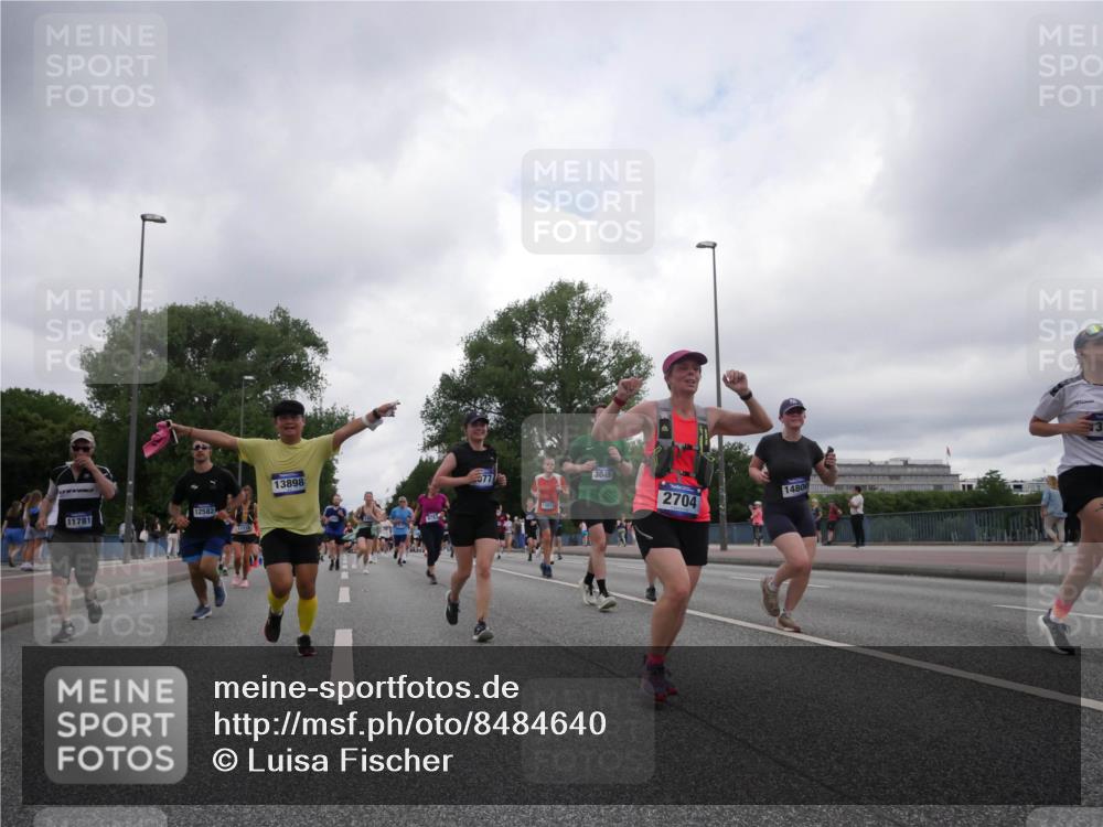 29.06.2025 - hella hamburg halbmarathon Luisa Fischer http://msf.ph/oto/8484640 29.06.2025 10:51:41 Kennedybrücke 11781, 13898, 3049, 577, 14800, 2704, 1246, 1463, 1639, 2627, 2704, 3049, 3077, 4856, 5952, 6950, 7427, 8077, 9775, 9787, 10366 meine-sportfotos.de