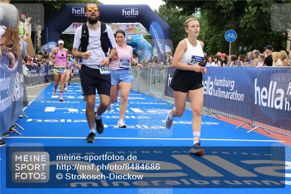 29.06.2025 - hella hamburg halbmarathon Strokosch-Dieckow http://msf.ph/oto/8484686 29.06.2025 11:04:13 Ziel 1722, 1724, 4328, 6100, 7290, 8478, 8810, 9439, 9680, 9816, 10402, 10694, 10705, 11310, 13551, 14493, 14822, 16426, 16995, 17112, 17686, 17890, 18028, 18717 meine-sportfotos.de
