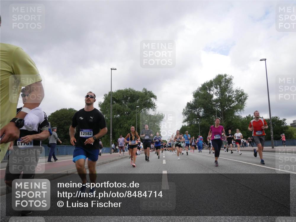 29.06.2025 - hella hamburg halbmarathon Luisa Fischer http://msf.ph/oto/8484714 29.06.2025 10:51:43 Kennedybrücke 11781, 12582, 17216, 11802, 9787, 13914, 1463, 2704, 3049, 3077, 5952, 6950, 7427, 8077, 9775, 9787, 10366 meine-sportfotos.de
