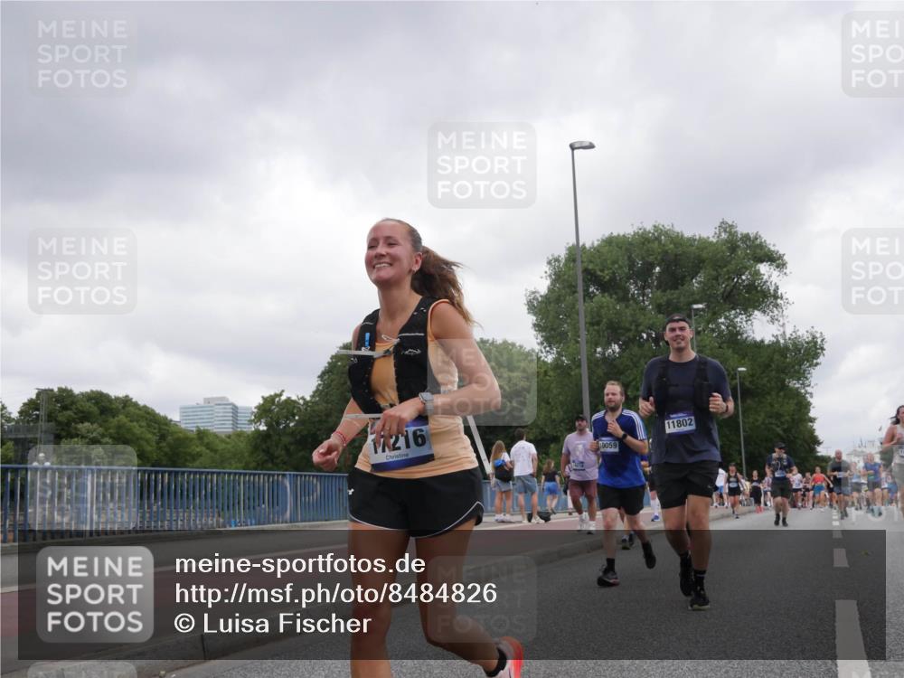 29.06.2025 - hella hamburg halbmarathon Luisa Fischer http://msf.ph/oto/8484826 29.06.2025 10:51:45 Kennedybrücke 17216, 10059, 11802, 1463, 3049, 3077, 3215, 5714, 5952, 6950, 7427, 8077, 9775, 9787, 10366 meine-sportfotos.de