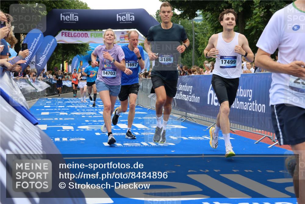 29.06.2025 - hella hamburg halbmarathon Strokosch-Dieckow http://msf.ph/oto/8484896 29.06.2025 10:45:22 Ziel 1697, 2188, 2367, 2470, 3186, 5706, 9105, 10064, 11469, 12277, 12643, 14703, 15563, 15741, 16725, 17499, 18407, 18638 meine-sportfotos.de