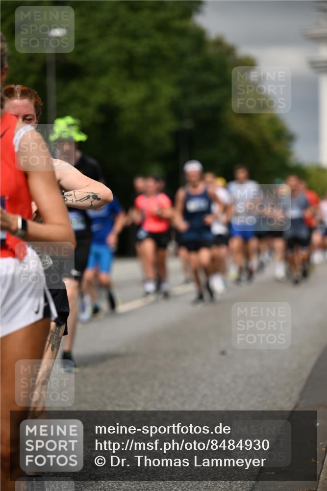 29.06.2025 - hella hamburg halbmarathon Dr. Thomas Lammeyer http://msf.ph/oto/8484930 29.06.2025 10:20:54 Kennedybrücke 1117, 1240, 1602, 1825, 2347, 3023, 3088, 3450, 3622, 5036, 5037, 6488, 6941, 6948, 7257, 7345, 7358, 7360, 7376, 7924, 7928, 8317, 8513, 8619, 8857, 9091, 9208, 9332, 9492, 9664, 9675, 9676, 9891, 10076, 10165, 10314, 10317, 10320, 10391, 10926, 11335, 11410 meine-sportfotos.de