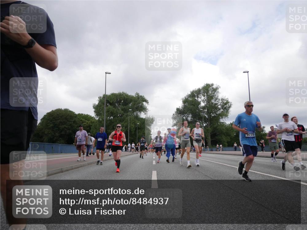 29.06.2025 - hella hamburg halbmarathon Luisa Fischer http://msf.ph/oto/8484937 29.06.2025 10:51:48 Kennedybrücke 183, 18262, 1720, 16686, 9775, 10366, 3077, 1463, 1720, 3077, 3215, 5714, 5952, 6950, 9775, 10366 meine-sportfotos.de