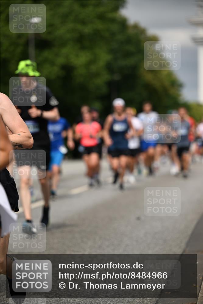 29.06.2025 - hella hamburg halbmarathon Dr. Thomas Lammeyer http://msf.ph/oto/8484966 29.06.2025 10:20:54 Kennedybrücke 1117, 1240, 1602, 1825, 2347, 3023, 3088, 3450, 3622, 5036, 5037, 6488, 6941, 6948, 7257, 7345, 7358, 7360, 7376, 7924, 7928, 8317, 8513, 8619, 8857, 9091, 9208, 9332, 9492, 9664, 9675, 9676, 9891, 10076, 10165, 10314, 10317, 10320, 10391, 10926, 11335, 11410 meine-sportfotos.de