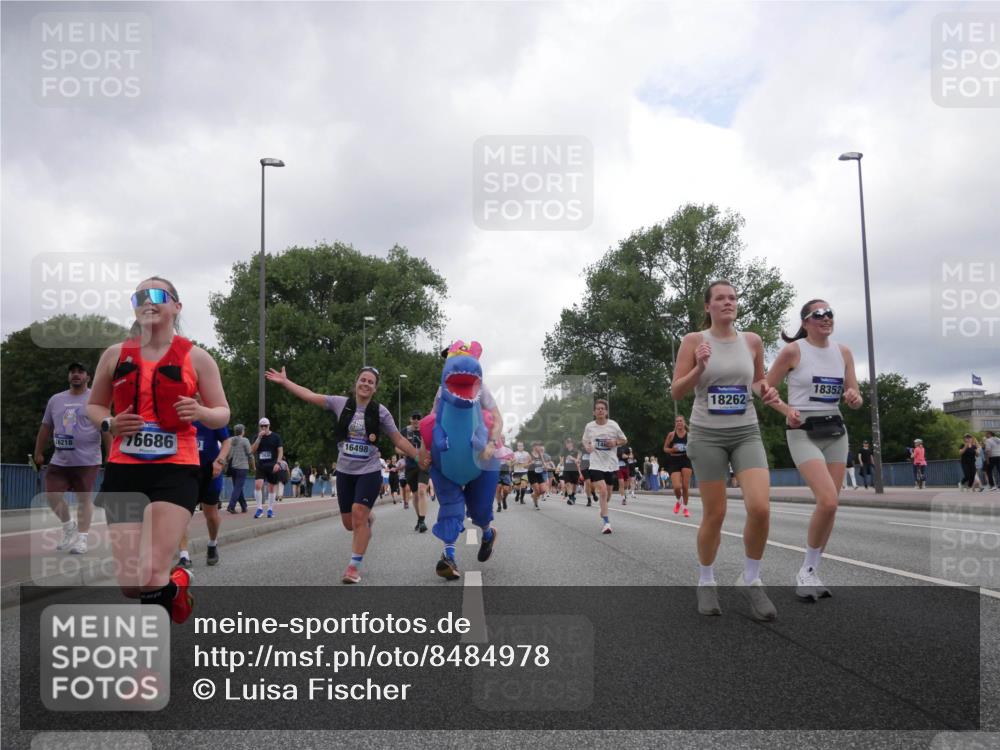 29.06.2025 - hella hamburg halbmarathon Luisa Fischer http://msf.ph/oto/8484978 29.06.2025 10:51:49 Kennedybrücke 16218, 76686, 16498, 18262, 18352, 1463, 1720, 3077, 3215, 5714, 6950, 9775, 10366 meine-sportfotos.de