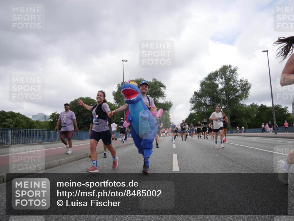 29.06.2025 - hella hamburg halbmarathon Luisa Fischer http://msf.ph/oto/8485002 29.06.2025 10:51:50 Kennedybrücke 6498, 16218, 1463, 1720, 3077, 3215, 5010, 5714, 9552, 9691, 9775, 10366 meine-sportfotos.de