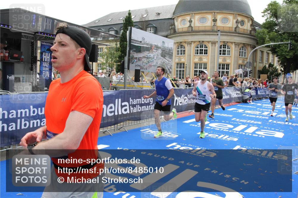 29.06.2025 - hella hamburg halbmarathon Michael Strokosch http://msf.ph/oto/8485010 29.06.2025 10:43:17 Ziel 1675, 7026, 7093, 10099, 10251, 11177, 12153, 15706, 16314, 16997, 18304 meine-sportfotos.de