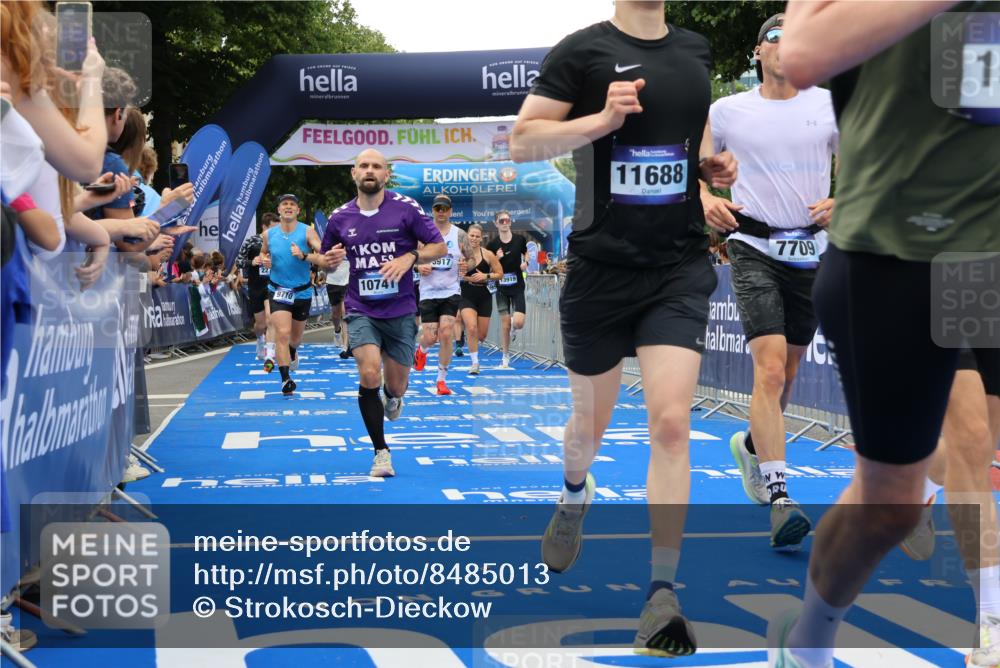 29.06.2025 - hella hamburg halbmarathon Strokosch-Dieckow http://msf.ph/oto/8485013 29.06.2025 10:45:03 Ziel 1171, 1424, 1520, 2270, 3917, 4997, 6266, 6575, 6819, 7087, 7709, 7843, 9302, 9710, 10313, 10741, 11688, 13919, 15334, 15365, 16058, 16685, 16689, 17120, 17381, 17544, 17960, 18055, 18346, 18718 meine-sportfotos.de