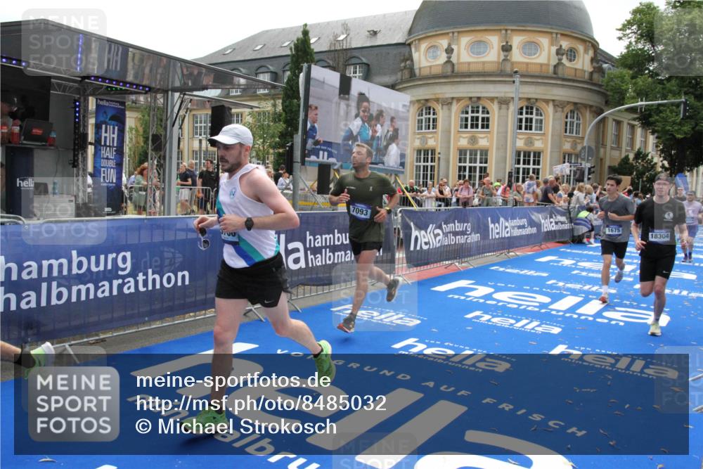 29.06.2025 - hella hamburg halbmarathon Michael Strokosch http://msf.ph/oto/8485032 29.06.2025 10:43:18 Ziel 1675, 3109, 3124, 7026, 7093, 10099, 10251, 11177, 15706, 16314, 16997, 18304 meine-sportfotos.de