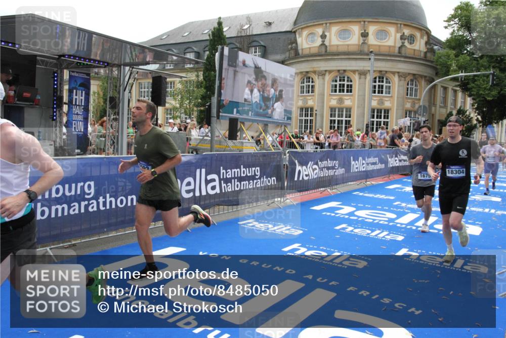 29.06.2025 - hella hamburg halbmarathon Michael Strokosch http://msf.ph/oto/8485050 29.06.2025 10:43:18 Ziel 1675, 3109, 3124, 7026, 7093, 10099, 10251, 11177, 15706, 16314, 16997, 18304 meine-sportfotos.de