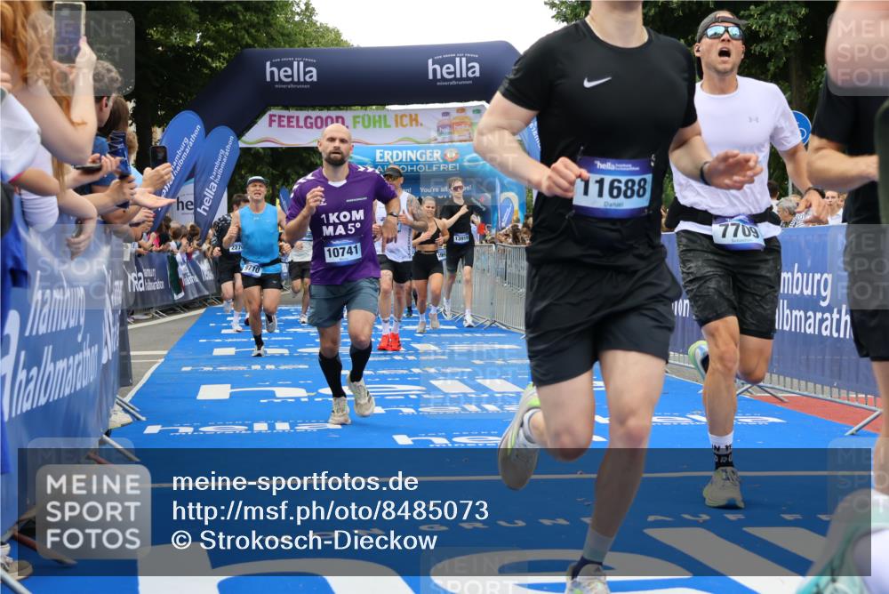 29.06.2025 - hella hamburg halbmarathon Strokosch-Dieckow http://msf.ph/oto/8485073 29.06.2025 10:45:03 Ziel 1171, 1424, 1520, 2270, 3917, 4997, 6266, 6575, 6819, 7087, 7709, 7843, 9302, 9710, 10313, 10741, 11688, 13919, 15334, 15365, 16058, 16685, 16689, 17120, 17381, 17544, 17960, 18055, 18346, 18718 meine-sportfotos.de