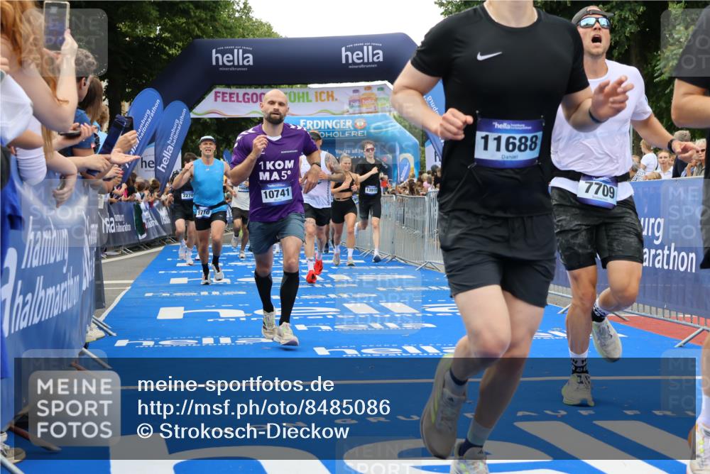 29.06.2025 - hella hamburg halbmarathon Strokosch-Dieckow http://msf.ph/oto/8485086 29.06.2025 10:45:03 Ziel 1171, 1424, 1520, 2270, 3917, 4997, 6266, 6575, 6819, 7087, 7709, 7843, 9302, 9710, 10313, 10741, 11688, 13919, 15334, 15365, 16058, 16685, 16689, 17120, 17381, 17544, 17960, 18055, 18346, 18718 meine-sportfotos.de