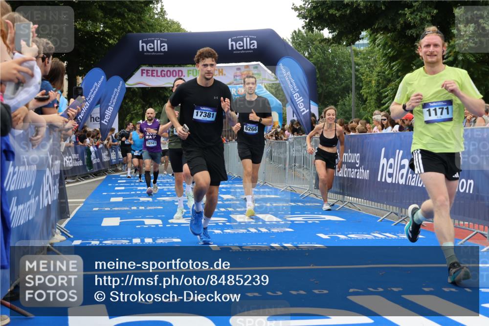 29.06.2025 - hella hamburg halbmarathon Strokosch-Dieckow http://msf.ph/oto/8485239 29.06.2025 10:45:01 Ziel 1171, 1424, 1520, 2270, 2890, 3917, 4997, 6266, 7709, 7843, 9030, 9302, 9710, 10313, 10741, 11688, 13919, 15334, 15365, 16058, 16685, 16689, 17381, 17382, 17544, 18055 meine-sportfotos.de