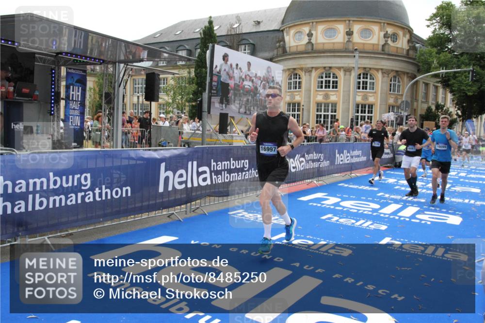 29.06.2025 - hella hamburg halbmarathon Michael Strokosch http://msf.ph/oto/8485250 29.06.2025 10:43:22 Ziel 3109, 3124, 3146, 10099, 13348, 15921, 16314, 16720, 16997, 18274, 18987 meine-sportfotos.de