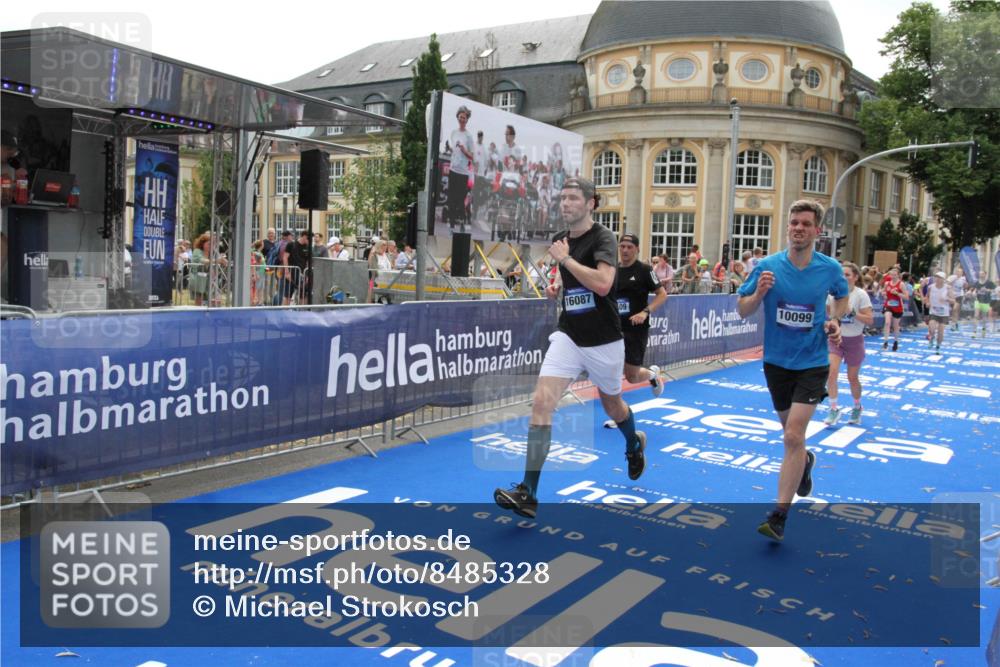 29.06.2025 - hella hamburg halbmarathon Michael Strokosch http://msf.ph/oto/8485328 29.06.2025 10:43:24 Ziel 2653, 3109, 3124, 3146, 10099, 10237, 13348, 15921, 16314, 16720, 16997, 17391, 18274, 18987, 19009, 19051 meine-sportfotos.de