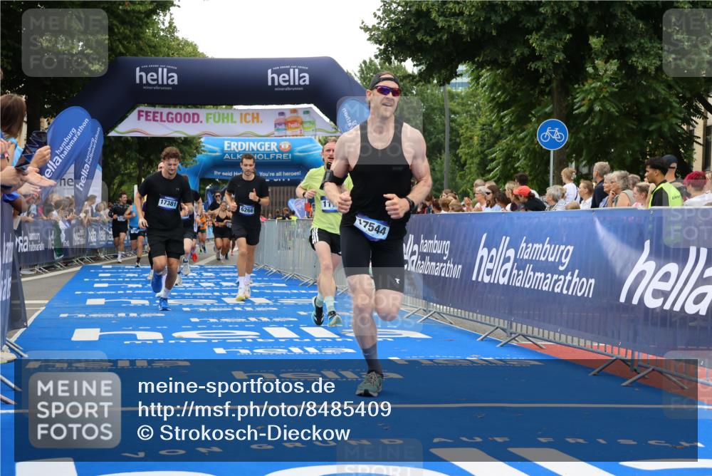 29.06.2025 - hella hamburg halbmarathon Strokosch-Dieckow http://msf.ph/oto/8485409 29.06.2025 10:45:00 Ziel 1171, 1424, 1520, 2270, 2890, 3917, 4425, 4997, 6266, 7709, 7843, 9030, 9710, 10313, 10741, 11688, 13919, 15334, 15365, 16058, 16689, 17381, 17382, 17406, 17544, 18055, 18631 meine-sportfotos.de