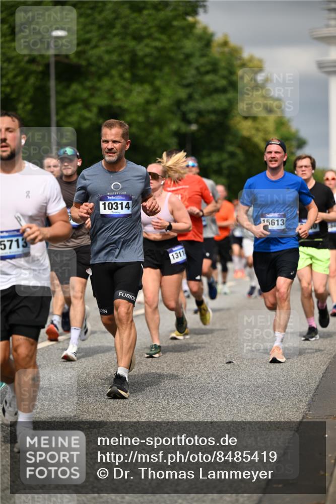 29.06.2025 - hella hamburg halbmarathon Dr. Thomas Lammeyer http://msf.ph/oto/8485419 29.06.2025 10:21:00 Kennedybrücke 1117, 1240, 1403, 1602, 1825, 3023, 3088, 3450, 3622, 5037, 6328, 6488, 6941, 6948, 7114, 7257, 7345, 7360, 7376, 7924, 7928, 8317, 8513, 8619, 8983, 9091, 9208, 9664, 9675, 9676, 10165, 10314, 10317, 10320, 10377, 10391, 10735, 10926, 11335, 11410 meine-sportfotos.de