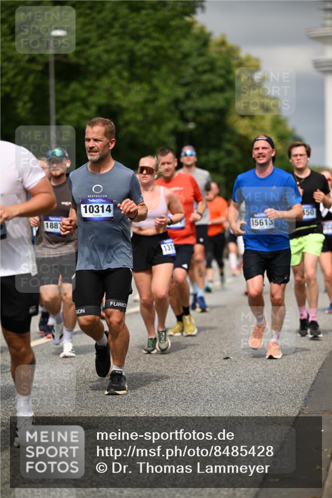 29.06.2025 - hella hamburg halbmarathon Dr. Thomas Lammeyer http://msf.ph/oto/8485428 29.06.2025 10:21:00 Kennedybrücke 1117, 1240, 1403, 1602, 1825, 3023, 3088, 3450, 3622, 5037, 6328, 6488, 6941, 6948, 7114, 7257, 7345, 7360, 7376, 7924, 7928, 8317, 8513, 8619, 8983, 9091, 9208, 9664, 9675, 9676, 10165, 10314, 10317, 10320, 10377, 10391, 10735, 10926, 11335, 11410 meine-sportfotos.de