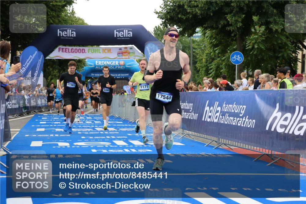 29.06.2025 - hella hamburg halbmarathon Strokosch-Dieckow http://msf.ph/oto/8485441 29.06.2025 10:45:00 Ziel 1171, 1424, 1520, 2270, 2890, 3917, 4425, 4997, 6266, 7709, 7843, 9030, 9710, 10313, 10741, 11688, 13919, 15334, 15365, 16058, 16689, 17381, 17382, 17406, 17544, 18055, 18631 meine-sportfotos.de