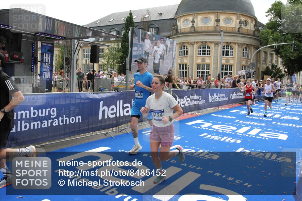 29.06.2025 - hella hamburg halbmarathon Michael Strokosch http://msf.ph/oto/8485452 29.06.2025 10:43:25 Ziel 2653, 3109, 3124, 3146, 5506, 8664, 10099, 10237, 13348, 15921, 16720, 16997, 17391, 18274, 18942, 18987, 19009, 19051 meine-sportfotos.de