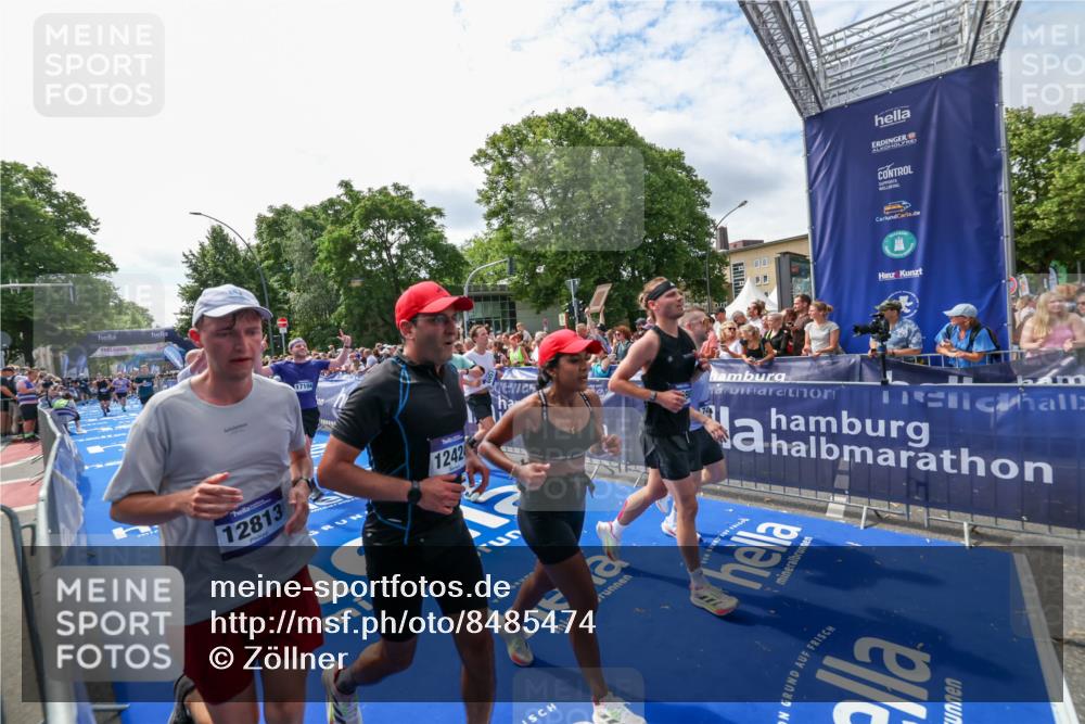29.06.2025 - hella hamburg halbmarathon Zöllner http://msf.ph/oto/8485474 29.06.2025 11:32:22 Ziel 2278, 6057, 7468, 7497, 11453, 12423, 12424, 12813, 14559, 16256, 16898, 17104, 17291, 17404, 17961, 18823 meine-sportfotos.de