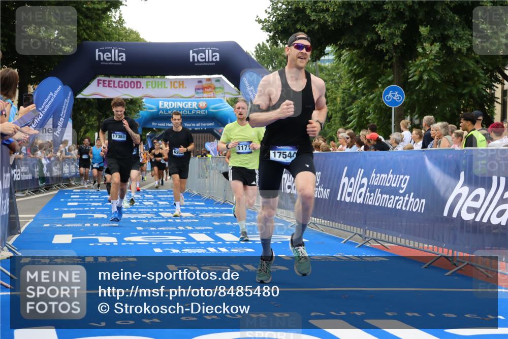 29.06.2025 - hella hamburg halbmarathon Strokosch-Dieckow http://msf.ph/oto/8485480 29.06.2025 10:45:00 Ziel 1171, 1424, 1520, 2270, 2890, 3917, 4425, 4997, 6266, 7709, 7843, 9030, 9710, 10313, 10741, 11688, 13919, 15334, 15365, 16058, 16689, 17381, 17382, 17406, 17544, 18055, 18631 meine-sportfotos.de