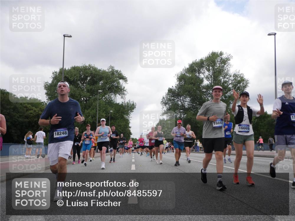 29.06.2025 - hella hamburg halbmarathon Luisa Fischer http://msf.ph/oto/8485597 29.06.2025 10:52:12 Kennedybrücke 18248, 13399, 2909, 3320, 1169, 348, 16693, 13549, 16669, 17, 1142, 1174, 1175, 2067, 3486, 5551, 7532, 9341 meine-sportfotos.de