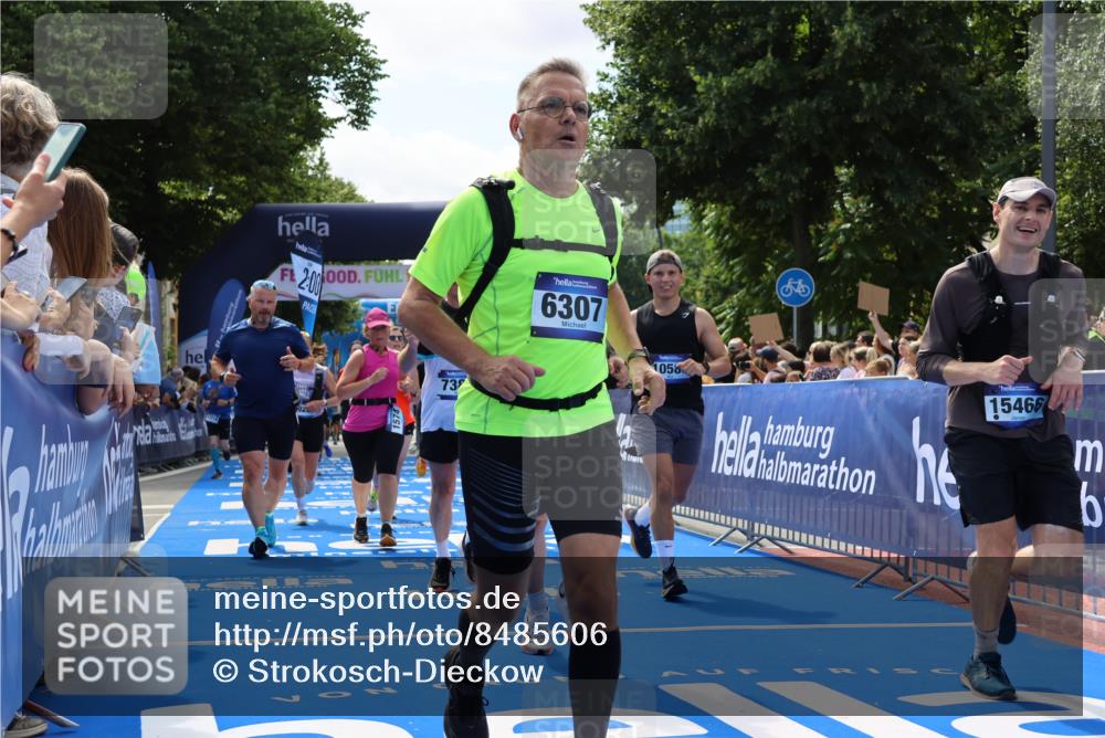 29.06.2025 - hella hamburg halbmarathon Strokosch-Dieckow http://msf.ph/oto/8485606 29.06.2025 11:28:54 Ziel 2703, 2914, 2919, 3613, 4561, 4817, 5658, 5943, 6307, 6625, 6710, 6820, 7387, 8787, 9108, 10198, 10586, 12216, 13724, 15466, 15752, 15878, 16769, 17199, 17438, 17989, 18371, 18742, 19226, 19233 meine-sportfotos.de
