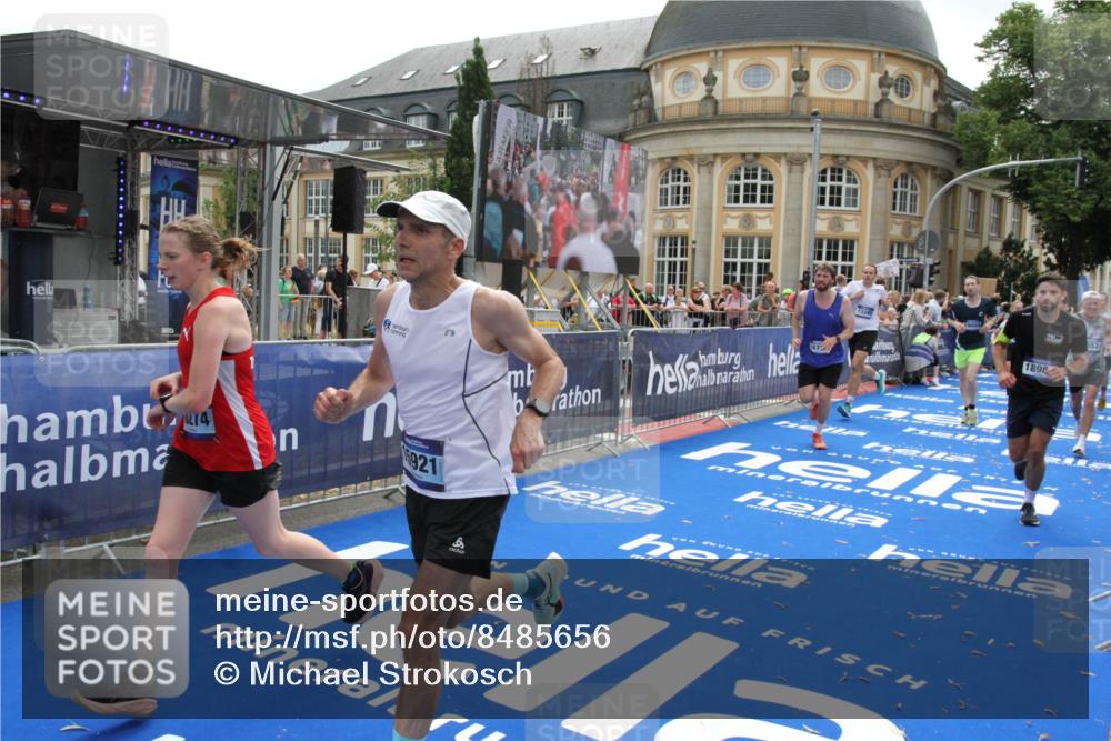 29.06.2025 - hella hamburg halbmarathon Michael Strokosch http://msf.ph/oto/8485656 29.06.2025 10:43:27 Ziel 2653, 3109, 3124, 3146, 3928, 5506, 8664, 10237, 13348, 15921, 16720, 17391, 18274, 18942, 18987, 19009, 19051 meine-sportfotos.de