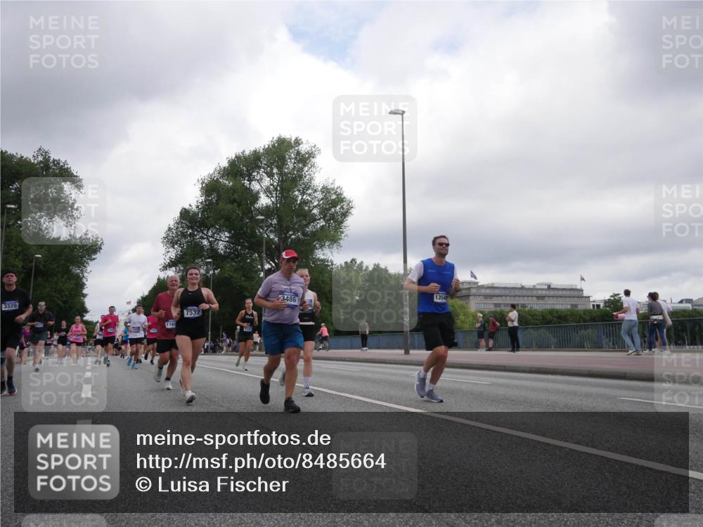 29.06.2025 - hella hamburg halbmarathon Luisa Fischer http://msf.ph/oto/8485664 29.06.2025 10:52:14 Kennedybrücke 3320, 1169, 7532, 1142, 3486, 13549, 1142, 2067, 3486, 5551, 7532, 9341 meine-sportfotos.de