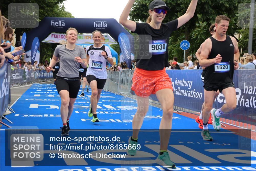 29.06.2025 - hella hamburg halbmarathon Strokosch-Dieckow http://msf.ph/oto/8485669 29.06.2025 10:44:58 Ziel 1171, 1424, 1520, 2098, 2890, 3917, 4425, 4997, 6266, 7709, 7843, 9030, 9710, 9720, 10741, 11688, 12161, 13919, 15334, 15365, 16058, 17381, 17382, 17406, 17544, 18055, 18631 meine-sportfotos.de