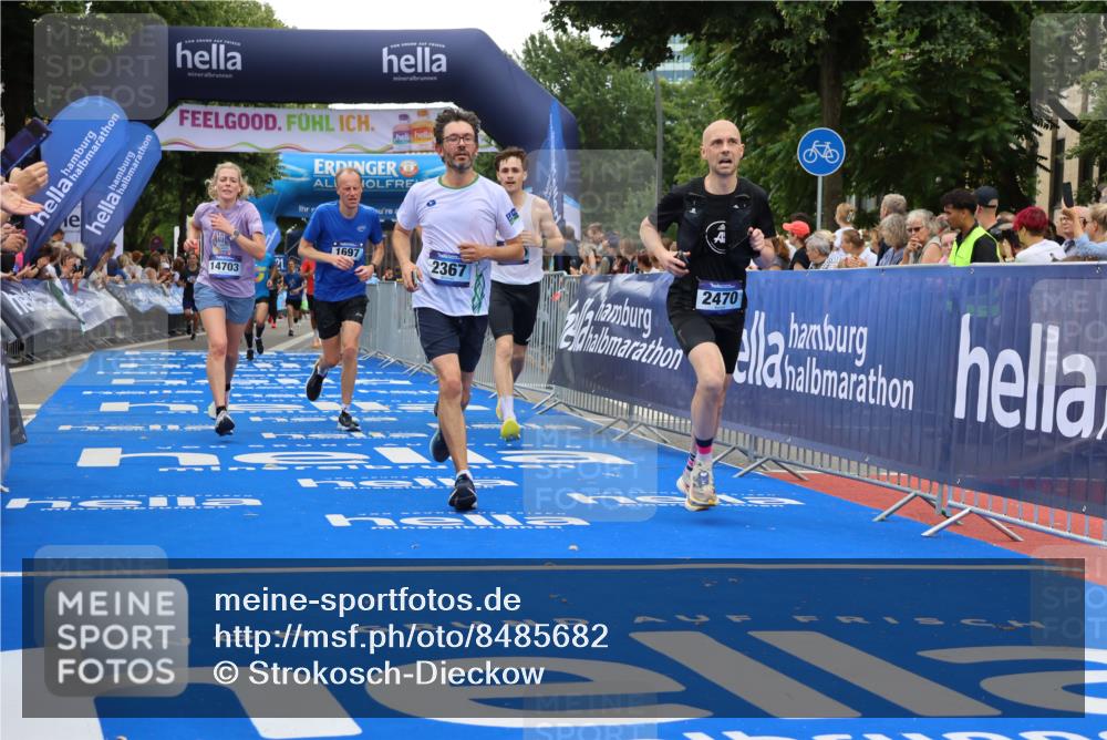 29.06.2025 - hella hamburg halbmarathon Strokosch-Dieckow http://msf.ph/oto/8485682 29.06.2025 10:45:21 Ziel 1697, 2188, 2367, 2470, 3186, 5706, 9105, 10064, 11469, 12277, 12643, 12783, 14703, 15563, 15636, 15741, 15760, 16513, 16725, 17499, 18407, 18638 meine-sportfotos.de