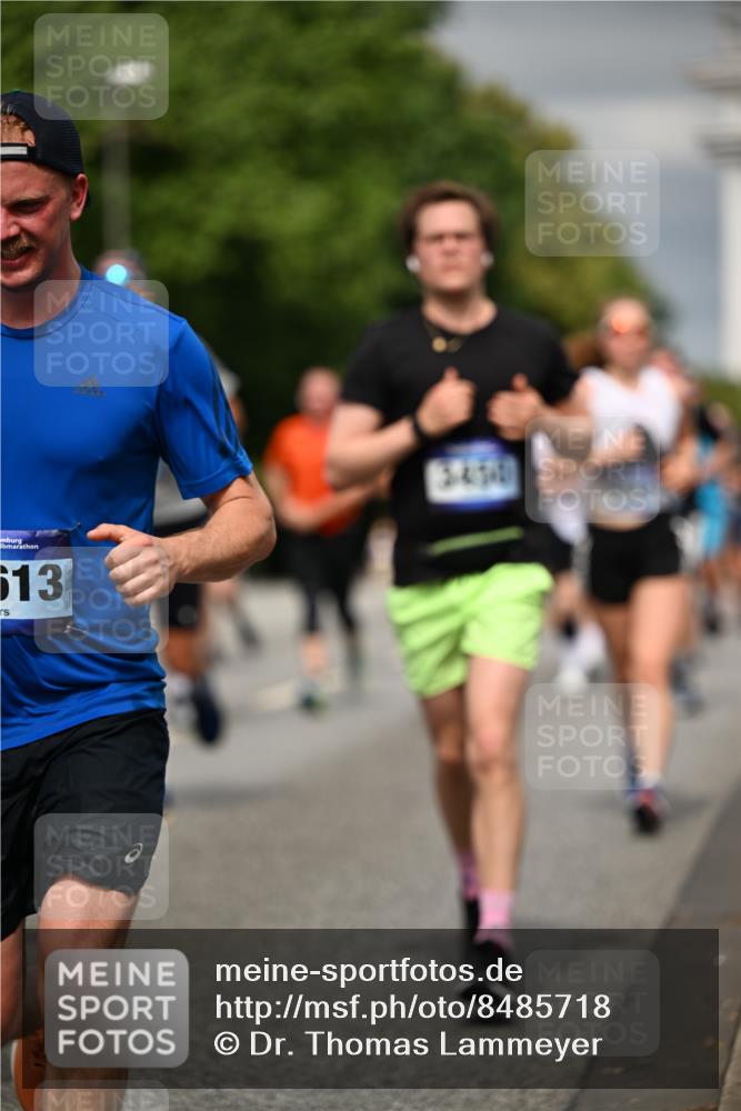 29.06.2025 - hella hamburg halbmarathon Dr. Thomas Lammeyer http://msf.ph/oto/8485718 29.06.2025 10:21:03 Kennedybrücke 1117, 1240, 1403, 1602, 1825, 3088, 3450, 3622, 5037, 5390, 6126, 6128, 6328, 6488, 6522, 6941, 6948, 7114, 7115, 7257, 7345, 7360, 7376, 7924, 7928, 8317, 8513, 8619, 8983, 9091, 9208, 9259, 9664, 9675, 9676, 10165, 10314, 10317, 10320, 10377, 10391, 10592, 10735, 10926, 11335, 11410 meine-sportfotos.de
