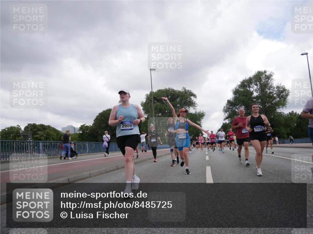 29.06.2025 - hella hamburg halbmarathon Luisa Fischer http://msf.ph/oto/8485725 29.06.2025 10:52:15 Kennedybrücke 2909, 18761, 3320, 13399, 1169, 7532, 114, 1142, 3486, 5551, 7532, 9341 meine-sportfotos.de