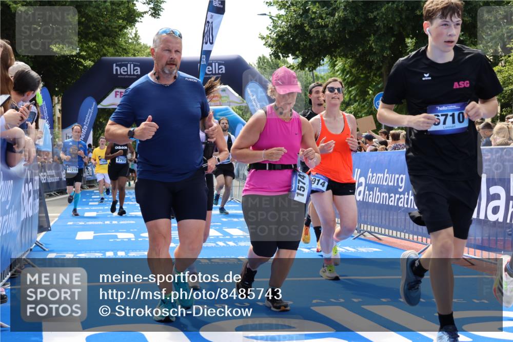 29.06.2025 - hella hamburg halbmarathon Strokosch-Dieckow http://msf.ph/oto/8485743 29.06.2025 11:28:57 Ziel 2342, 2703, 2914, 2919, 3613, 4561, 4817, 5561, 5658, 6307, 6710, 6820, 7387, 8787, 9108, 9830, 10198, 10586, 12216, 15466, 16769, 17199, 17438, 17944, 17989, 18371, 19233 meine-sportfotos.de