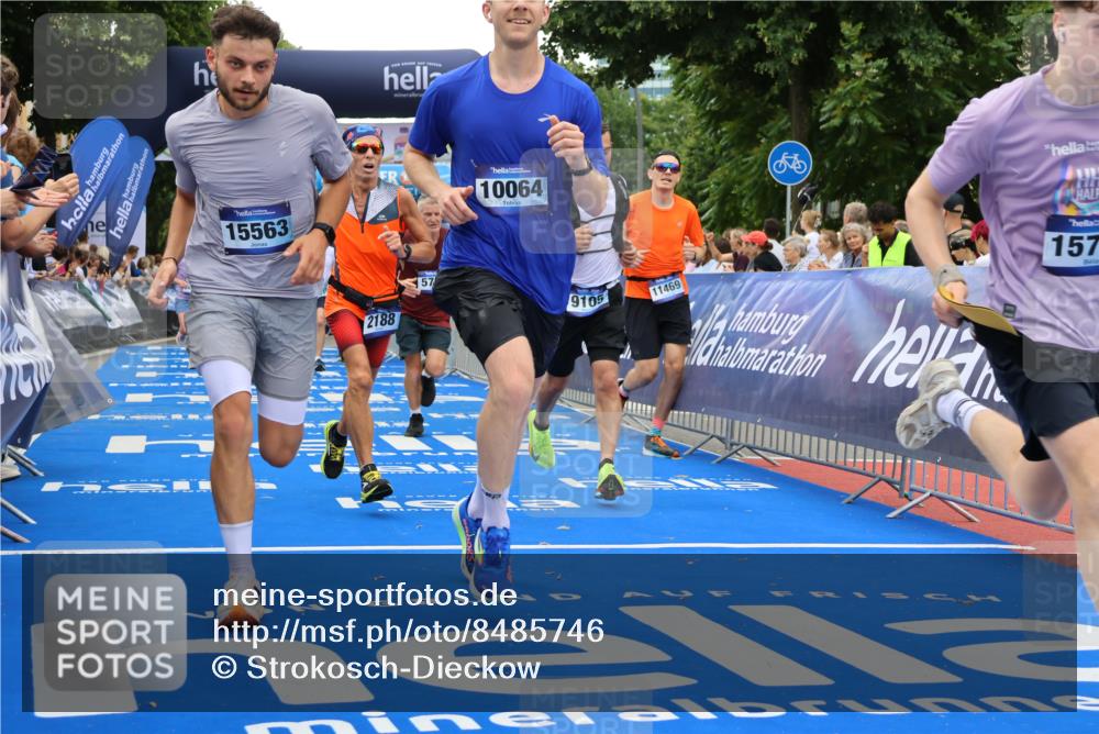 29.06.2025 - hella hamburg halbmarathon Strokosch-Dieckow http://msf.ph/oto/8485746 29.06.2025 10:45:18 Ziel 1697, 2188, 2367, 2470, 3186, 5706, 6054, 6375, 9105, 10064, 11469, 12643, 12783, 14703, 15563, 15636, 15651, 15741, 15760, 16513, 17499, 18407 meine-sportfotos.de