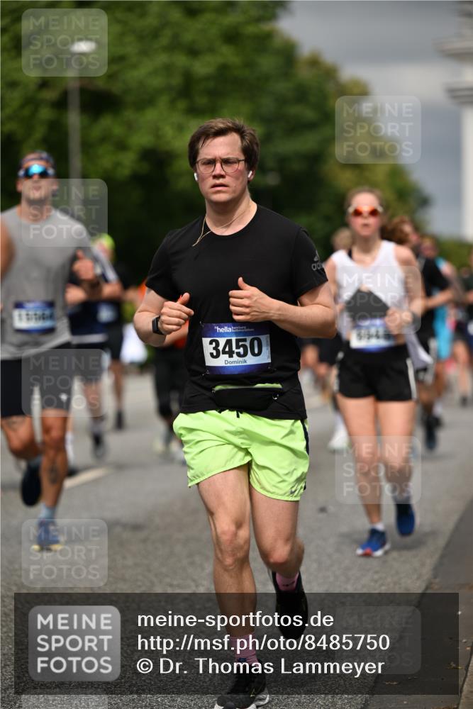 29.06.2025 - hella hamburg halbmarathon Dr. Thomas Lammeyer http://msf.ph/oto/8485750 29.06.2025 10:21:04 Kennedybrücke 1117, 1240, 1403, 1602, 1825, 3088, 3450, 3622, 5037, 5390, 6126, 6128, 6328, 6488, 6522, 6941, 6948, 7114, 7115, 7257, 7345, 7360, 7376, 7924, 7928, 8513, 8619, 8895, 8983, 9208, 9259, 9675, 9676, 10165, 10314, 10317, 10320, 10377, 10391, 10592, 10735, 10926, 11335, 11410 meine-sportfotos.de