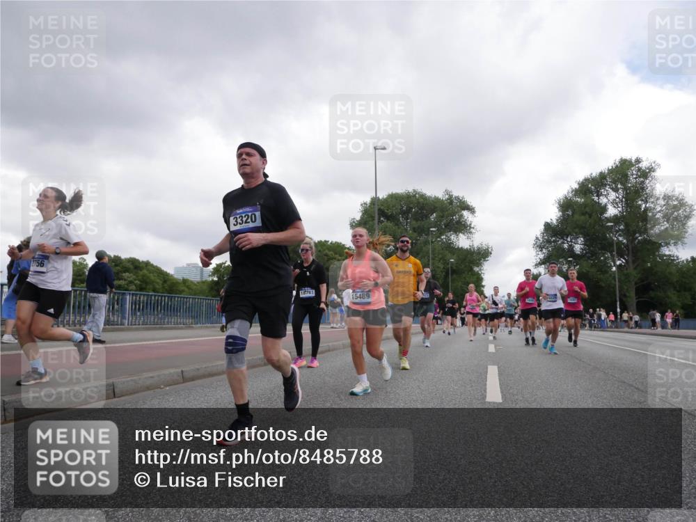 29.06.2025 - hella hamburg halbmarathon Luisa Fischer http://msf.ph/oto/8485788 29.06.2025 10:52:17 Kennedybrücke 2756, 3320, 18781, 15489, 14081, 1142, 1626, 2475, 3383, 3486, 5551, 7532, 9341, 10204 meine-sportfotos.de