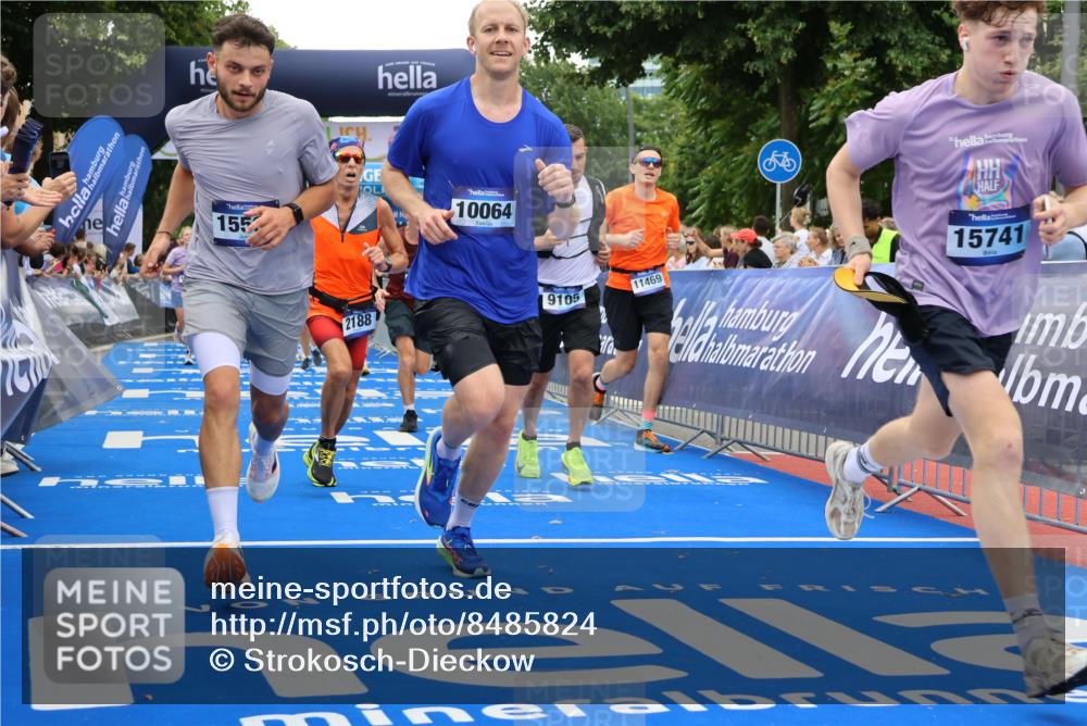 29.06.2025 - hella hamburg halbmarathon Strokosch-Dieckow http://msf.ph/oto/8485824 29.06.2025 10:45:18 Ziel 1697, 2188, 2367, 2470, 3186, 5706, 6054, 6375, 9105, 10064, 11469, 12643, 12783, 14703, 15563, 15636, 15651, 15741, 15760, 16513, 17499, 18407 meine-sportfotos.de