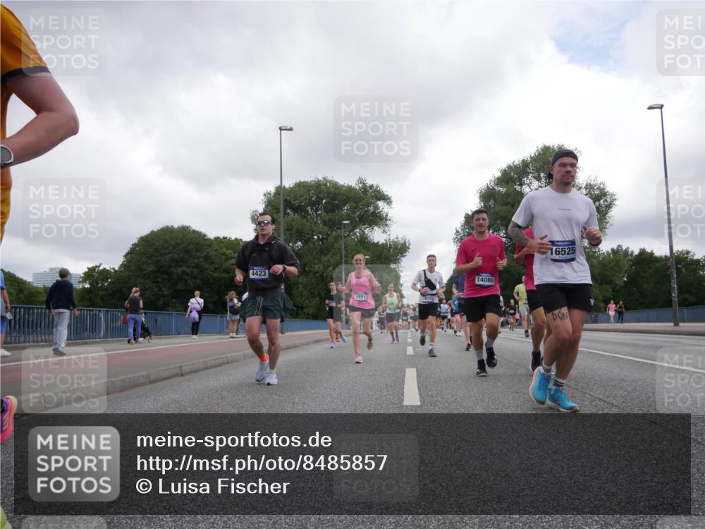 29.06.2025 - hella hamburg halbmarathon Luisa Fischer http://msf.ph/oto/8485857 29.06.2025 10:52:19 Kennedybrücke 4423, 5551, 18782, 14080, 16525, 1142, 1626, 2475, 3086, 3383, 5551, 9341, 10204 meine-sportfotos.de