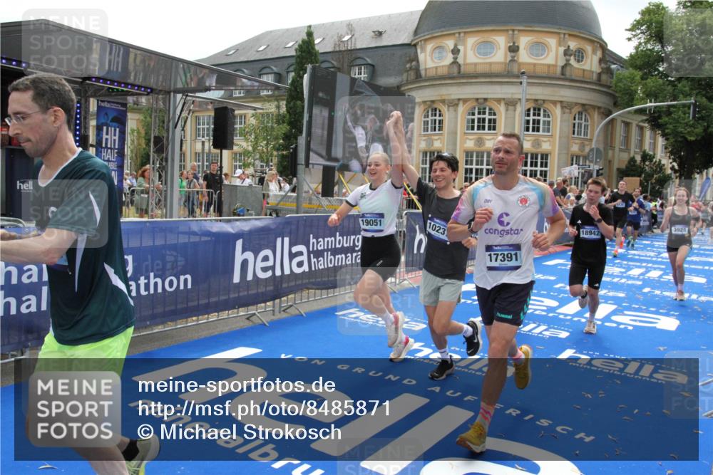 29.06.2025 - hella hamburg halbmarathon Michael Strokosch http://msf.ph/oto/8485871 29.06.2025 10:43:31 Ziel 2653, 3928, 4080, 5124, 5436, 5506, 7635, 8664, 9931, 10237, 10246, 11648, 12623, 13348, 16338, 16720, 17391, 18513, 18810, 18942, 18987, 19009, 19051 meine-sportfotos.de