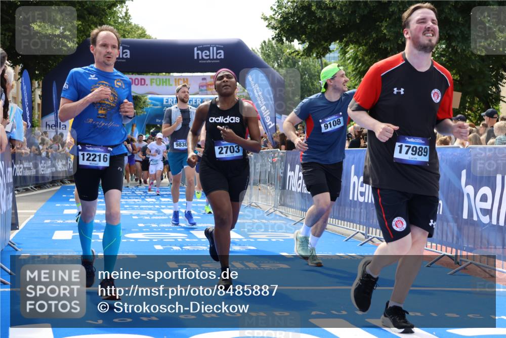 29.06.2025 - hella hamburg halbmarathon Strokosch-Dieckow http://msf.ph/oto/8485887 29.06.2025 11:29:00 Ziel 2342, 2703, 2914, 2919, 3613, 4366, 4817, 5561, 5658, 6307, 6710, 7387, 8738, 8787, 9108, 9830, 10198, 10586, 12216, 14349, 15466, 17199, 17944, 17989, 18371, 19233 meine-sportfotos.de