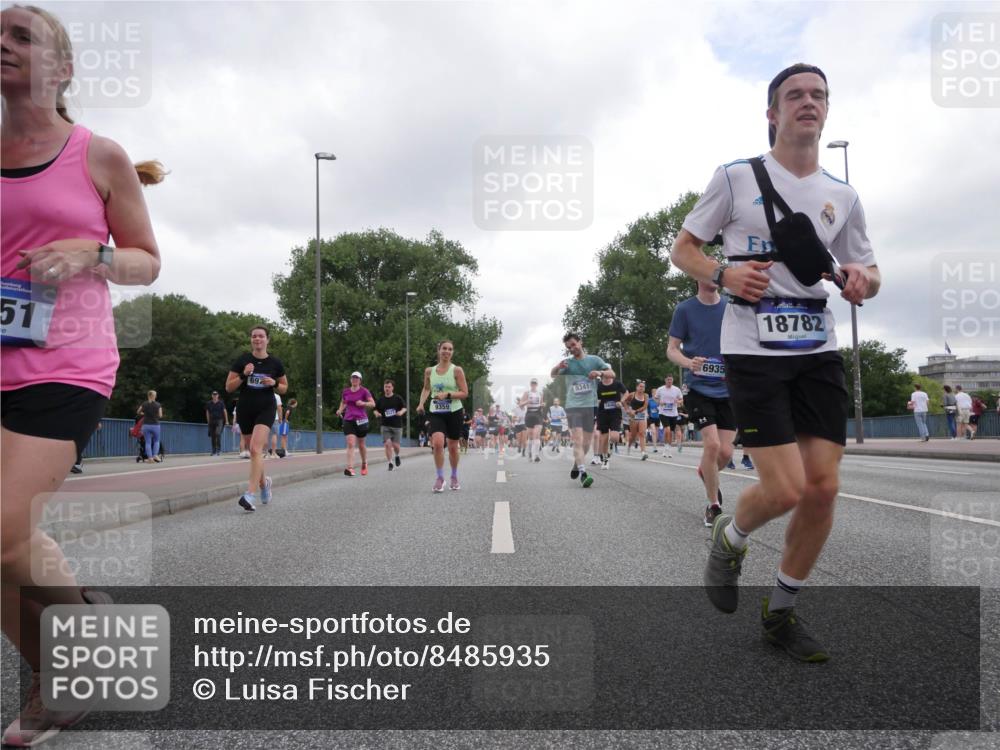 29.06.2025 - hella hamburg halbmarathon Luisa Fischer http://msf.ph/oto/8485935 29.06.2025 10:52:22 Kennedybrücke 51, 697, 9359, 9341, 6935, 18782, 1626, 2475, 3086, 3383, 3661, 4403, 5551, 7931, 7936, 8549, 8759, 8760, 9341, 10204, 10479 meine-sportfotos.de