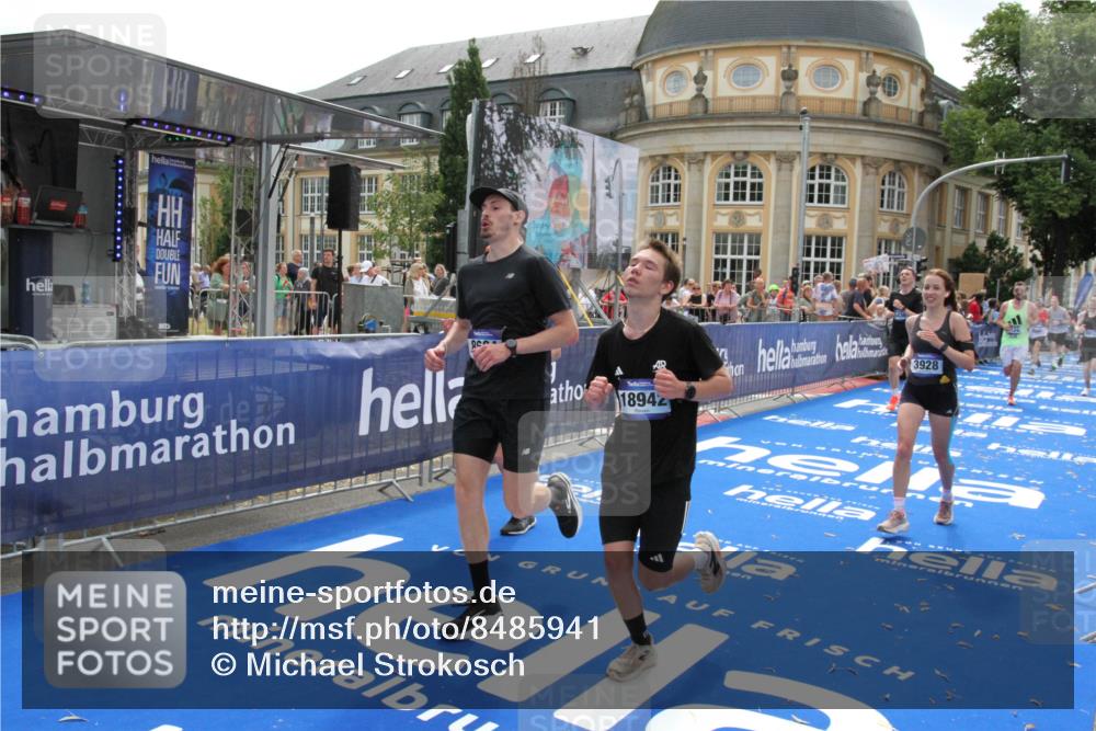 29.06.2025 - hella hamburg halbmarathon Michael Strokosch http://msf.ph/oto/8485941 29.06.2025 10:43:32 Ziel 2653, 3928, 4080, 5124, 5436, 5506, 7635, 8664, 9931, 10237, 10246, 11648, 12623, 14484, 16338, 17391, 18513, 18775, 18810, 18942, 19009, 19051, 19229 meine-sportfotos.de