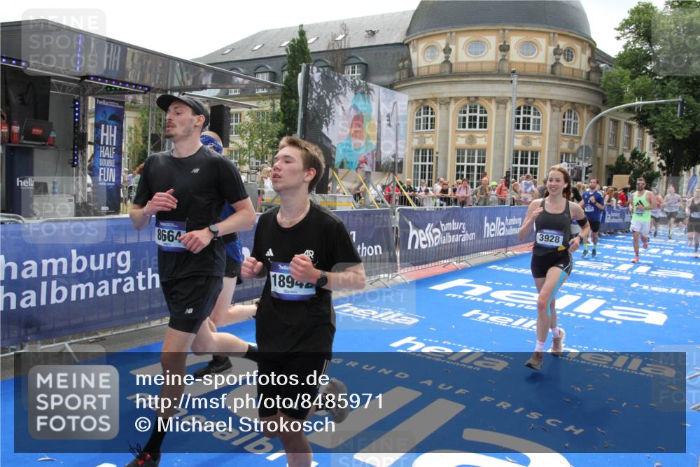 29.06.2025 - hella hamburg halbmarathon Michael Strokosch http://msf.ph/oto/8485971 29.06.2025 10:43:32 Ziel 2653, 3928, 4080, 5124, 5436, 5506, 7635, 8664, 9931, 10237, 10246, 11648, 12623, 14484, 16338, 17391, 18513, 18775, 18810, 18942, 19009, 19051, 19229 meine-sportfotos.de